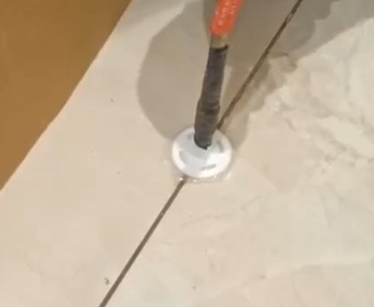 南涧瓷砖空鼓维修公司专业解答瓷砖在铺贴过程中，如果没有涂抹均匀到位的粘结材料（如水泥砂浆或瓷砖胶），可能会导致以下问题