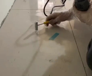 南涧瓷砖开裂维修公司专业分享瓷砖在铺贴前如果没有沥干水分，将会导致以下问题